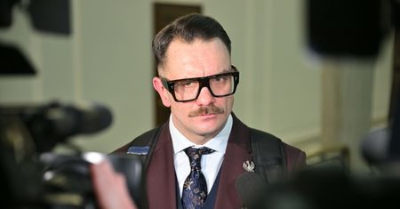 Łukasz Mejza poza klubem PiS