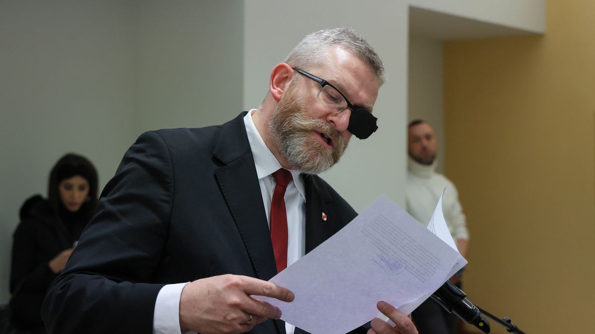 Grzegorz Braun
Pawe� Supernak
chanukowe, pikieta, poparcie, popracia, proces, rozprawa, w Sejmie, zgaszenie, zwolennicy, chanukija konfederacja korony polskiej obraza uczu� religijnych, opaska na oku, polityk, polityka