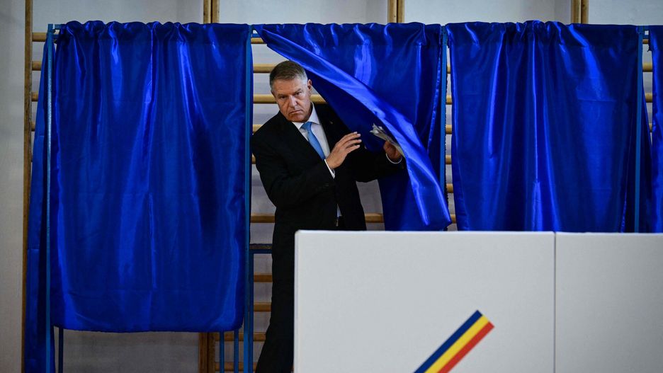 Wybory do PE 2024
Romanian President Klaus Iohannis leaves the voting booth before casting his ballot for European Parliament Elections at a polling station in Bucharest, Romania, on June 9, 2024. (Photo by Daniel MIHAILESCU / AFP)
DANIEL MIHAILESCU