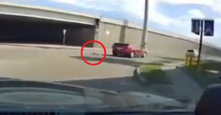 Tragiczny wypadek na autostradzie. Dziecko wypadło z samochodu na zakręcie
