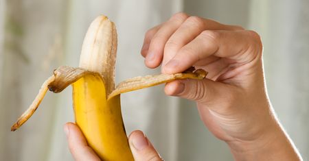 Bananowe "nitki". Większość osób je wyrzuca, a to źródło ważnych składników