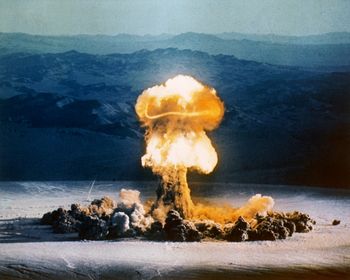 Zrzucali bomby na swoje ziemie. Potem wysyłali tam własną armię