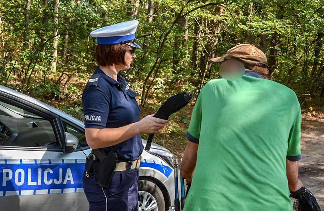 Badanie trzeźwości rowerzysty nie jest niczym niezwykłym. Teraz trzeba przywyknąć do kontrolowania użytkowników hulajnóg elektrycznych, a nawet rolkarzy