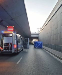 Makabryczny wypadek w Łodzi. Przeszedł przez barierki i runął do tunelu