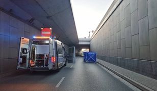 Makabryczny wypadek w Łodzi. Przeszedł przez barierki i runął do tunelu