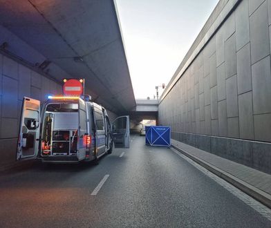 Makabryczny wypadek w Łodzi. Przeszedł przez barierki i runął do tunelu
