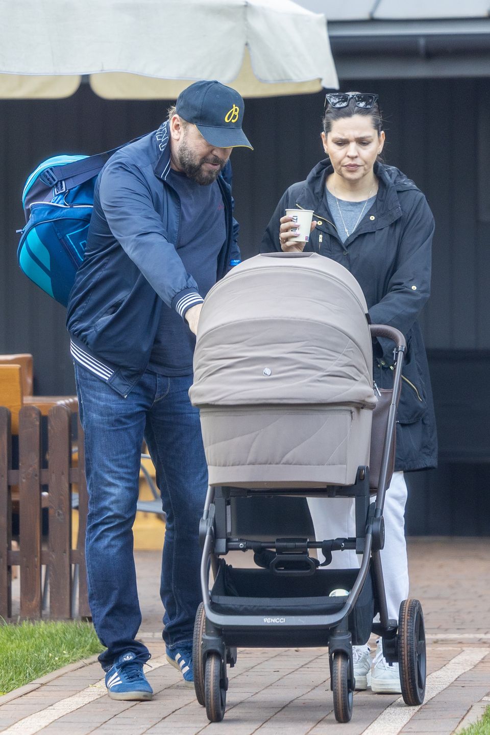 Michał Milowicz spaceruje z synem i młodszą o 13 lat ukochaną 