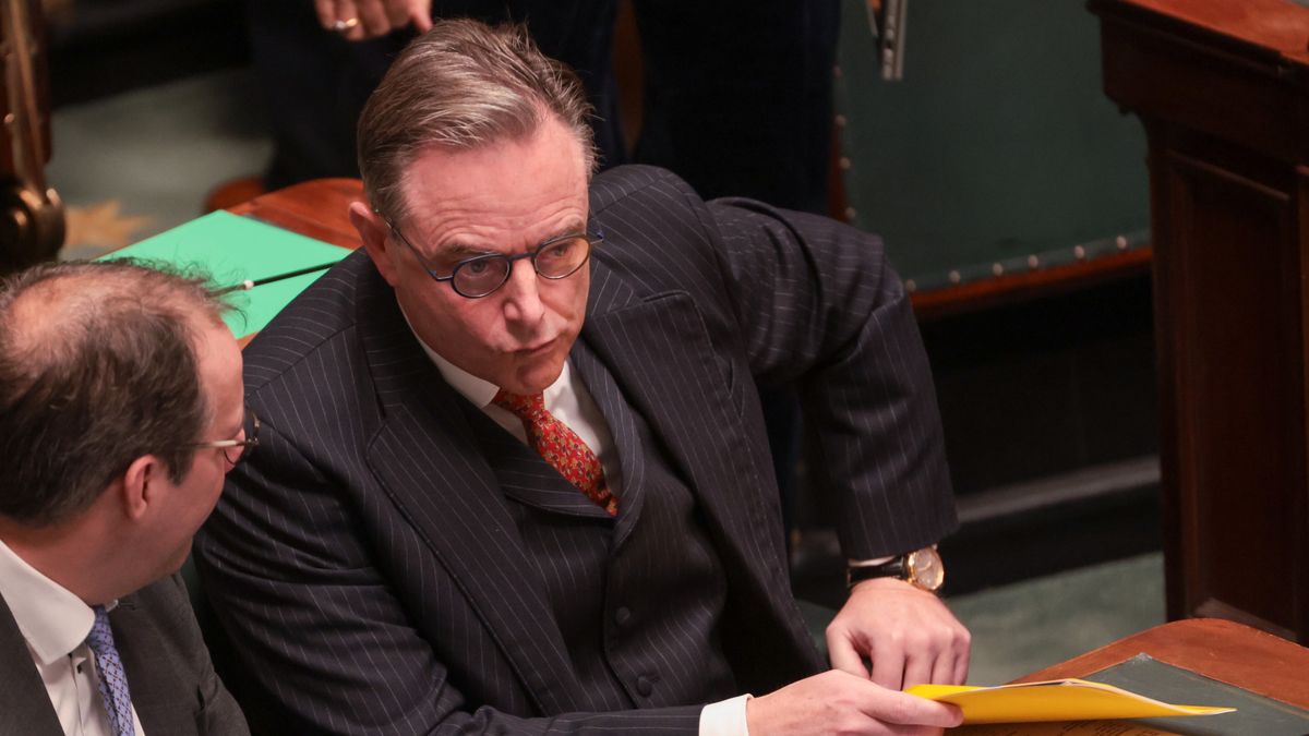 Belgian Prime Minister Bart de Wever during his State of General Policy speech in Brussels, Belgium, 26 November 2025. Two days after reaching an agreement on the federal budget, the Prime Minister addresses members of parliament as part of his State of General Policy speech. This address had originally been scheduled for early October but was postponed after the government failed to reach a timely agreement on the budget. With the deal finally concluded, the Prime Minister can now officially present the government's priorities and outline the policy direction until 2029. EPA/OLIVIER HOSLET Dostawca: PAP/EPA.