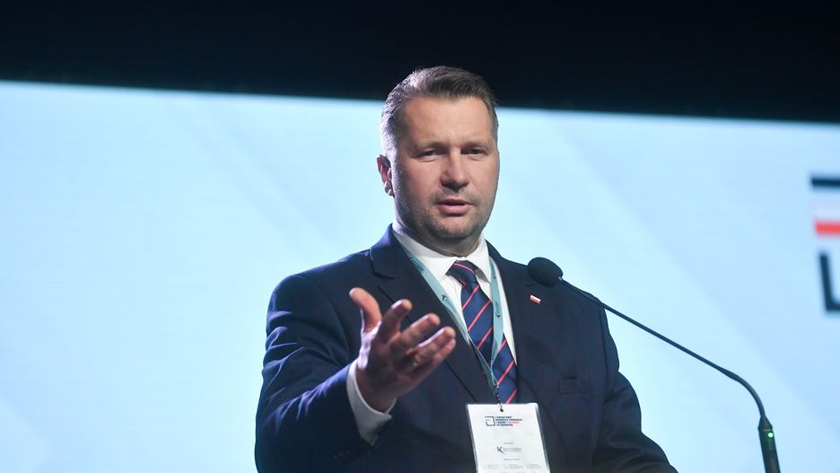 Jachranka, 06.07.2023. Minister edukacji i nauki Przemysław Czarnek podczas I Światowego Kongresu Edukacji i Nauki Polskiej za Granicą, 6 bm. w Jachrance. W ramach kongresu zaplanowano spotkania z naukowcami i ekspertami propagującymi polską naukę i edukację na świecie. Organizatorem wydarzenia jest Instytut Rozwoju Języka Polskiego im. św. Maksymiliana Marii Kolbego. Współorganizatorami wydarzenia są: Kancelaria Prezesa Rady Ministrów, Ministerstwo Edukacji i Nauki, Ministerstwo Spraw Zagranicznych, Ośrodek Rozwoju Polskiej Edukacji za Granicą oraz Narodowa Agencja Wymiany Akademickiej. (sko) PAP/Piotr Nowak