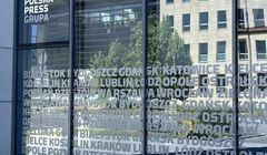 Polska Press w trybie cięć i spadków. Strata przepołowiona