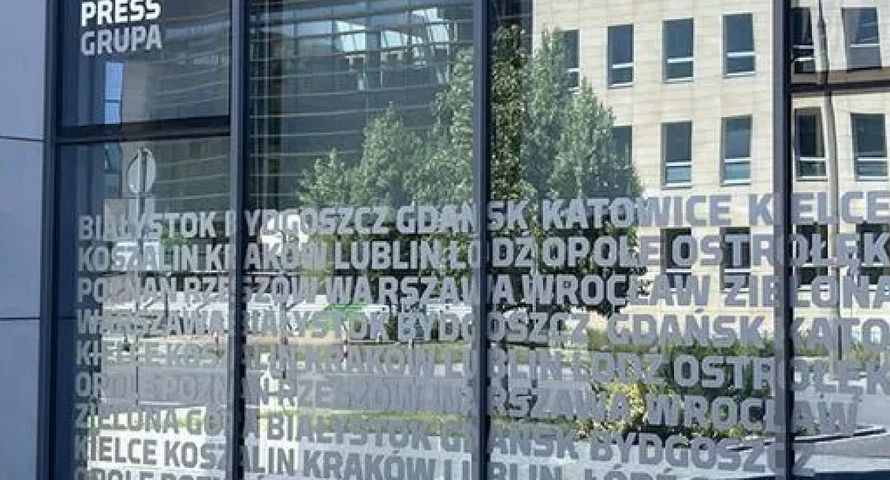 Polska Press w trybie cięć i spadków. Strata przepołowiona