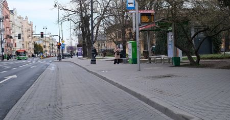 Rusza naprawa nawierzchni zatoki autobusowej przy Placu Litewskim. Pasażerów czeka kilka dni utrudnień