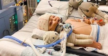 Jej syn doznał poważnych obrażeń podczas wypadku.  Mama mówi, jak ważny jest "test szczypnięcia" przed podróżą z dzieckiem