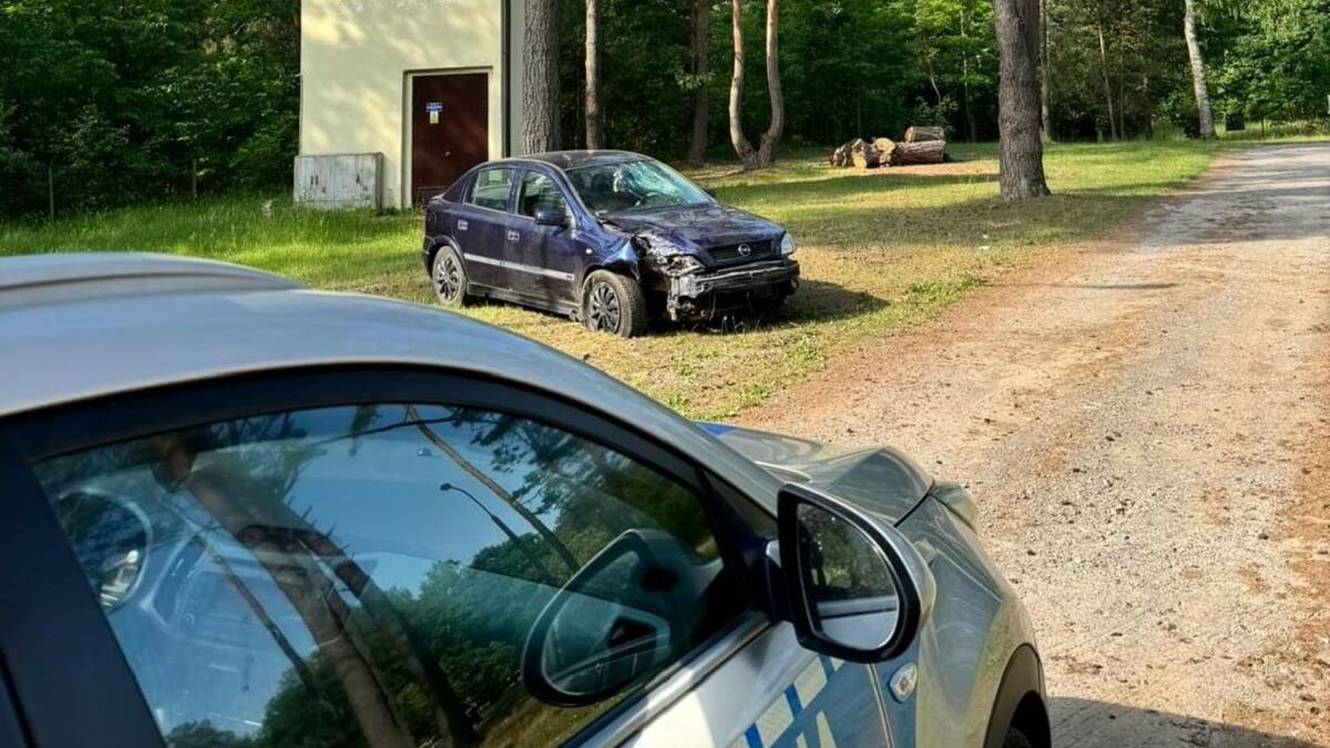 15-latek za kierownicą opla. Uderzył w drzewo