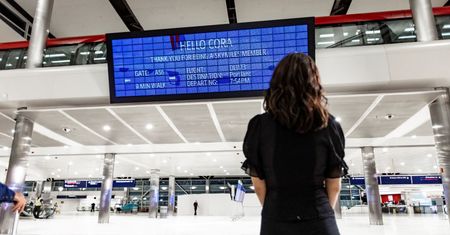 "Równoległa rzeczywistość" na lotnisku. Na tym ekranie każdy widzi inną treść
