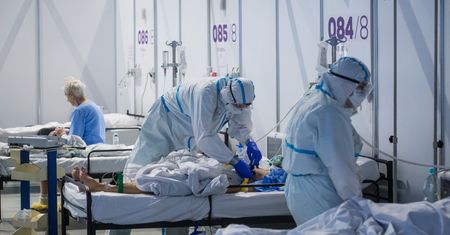 "Do końca sierpnia musimy być gotowi na scenariusz z nowym wariantem COVID-19". Wiceprezes Moderny ostrzega