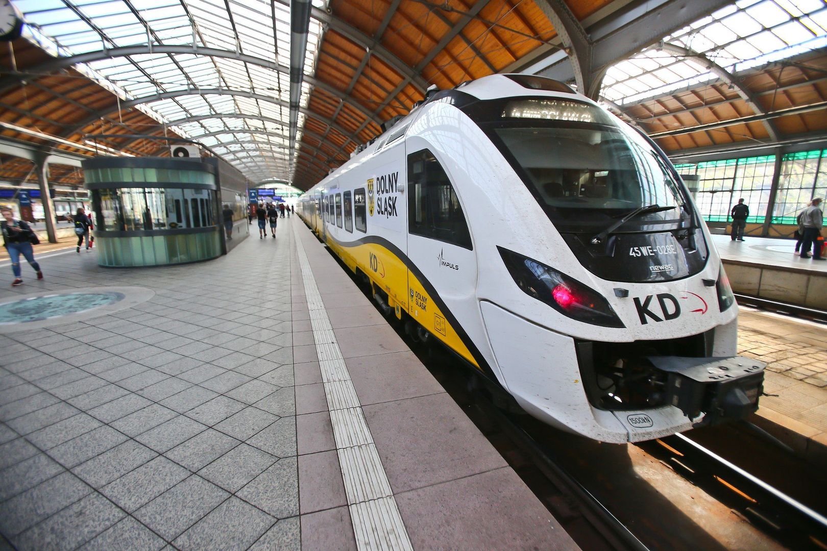Nowy rozkład Kolei Dolnośląskich. Połączenia nad morze, do Karpacza i nocny sprinter
