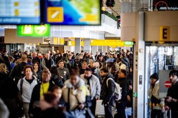 Tysiące turystów utknęło na lotniskach. "Odwołane loty, skasowane są też pociągi"