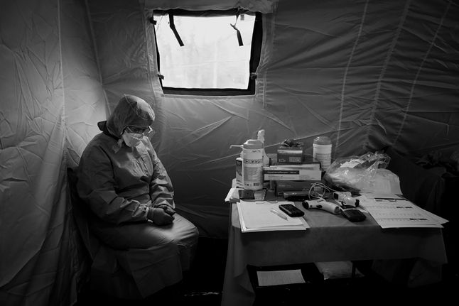 Lekarka z Samodzielnego Publicznego Szpitala Klinicznego Nr 4 w Lublinie podczas dyżuru w specjalnym namiocie do segregacji pacjentów podczas pandemii koronawirusa, 23 marca 2020
