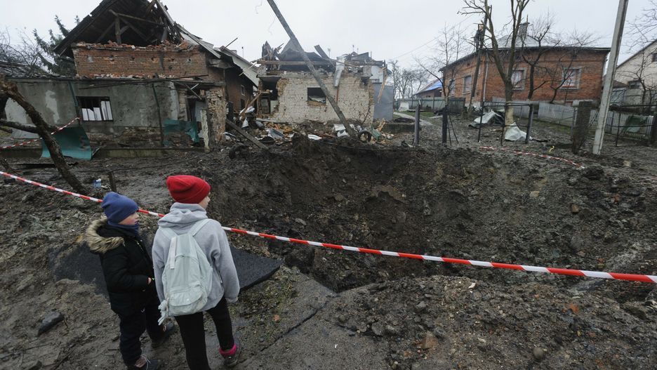 Ukraina - arch
Children look at a crater created by an explosion in a residential area after Russian shelling in Solonka, Lviv region, Ukraine, Wednesday, Nov. 16, 2022. (AP Photo/Mykola Tys)
Mykola Tys