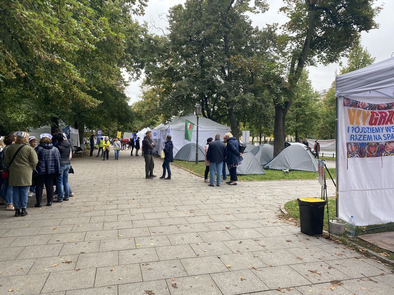 Warszawa. W białym miasteczku, od kilku dni gwarnym i pełnym energii strajkujących młodych medyków, w sobotę panowały poważne nastroje. - Dramat, do jakiego doszło podczas konferencji, musimy przeżyć w milczeniu - tłumaczą uczestnicy protestu (Barbara Kwiatkowska)