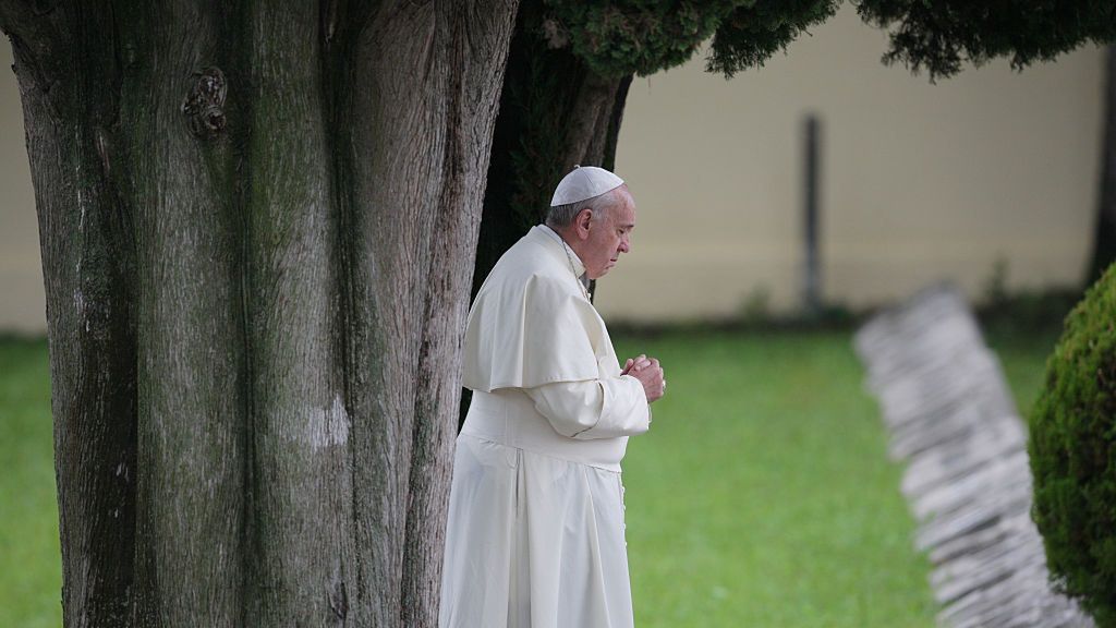 Papież Franciszek jest już po zabiegu.