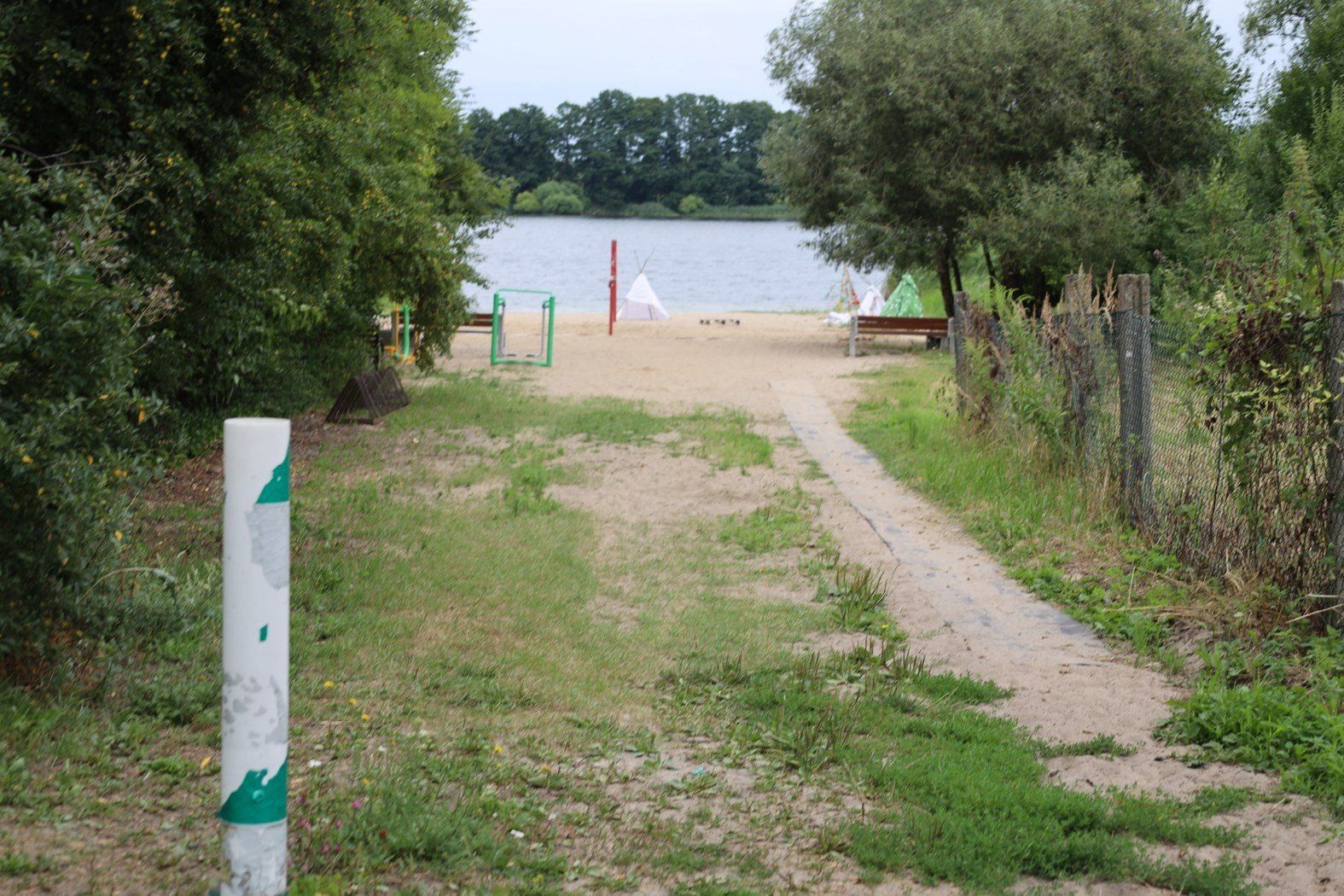 Plaża w Rybitwach – spokojny zakątek nad Jeziorem Lednickim