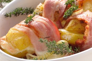 Każdego ziemniaczka owijam plastrem boczku i zapiekam. Są rumiane, chrupiące i mają kremowe wnętrze