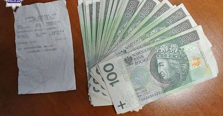 Ktoś wypłacił pieniądze z bankomatu i zapomniał je wziąć. Są do odebrania w komisariacie