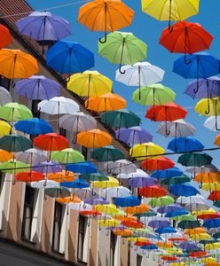 Pszczyna. Miasto zawiesiło kolorowe parasolki. Dla radnego PiS to spisek