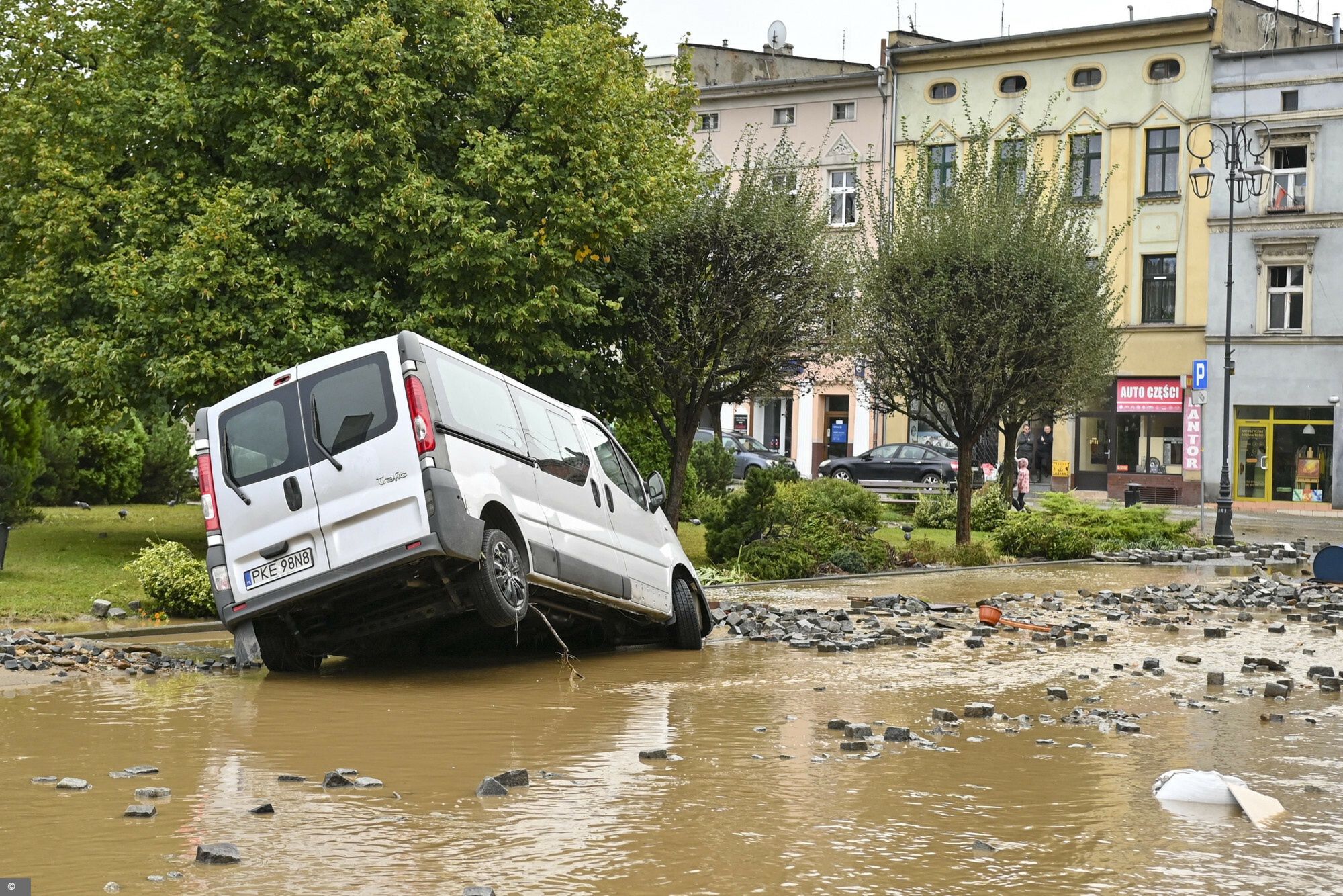 Pow�d? na po?udniu Polski
15.09.2024, Glucholazy, Ulica plynie rzeka wody. A tam gdzie woda juz opadla odkrywa swoje zniszczenia., fot. Michal Dubiel/REPORTER
Michal Dubiel/REPORTER