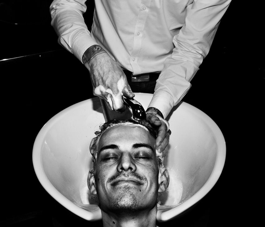 „Hair” - naturalistyczny cykl czaro białych zdjęć z salonu fryzjerskiego 9