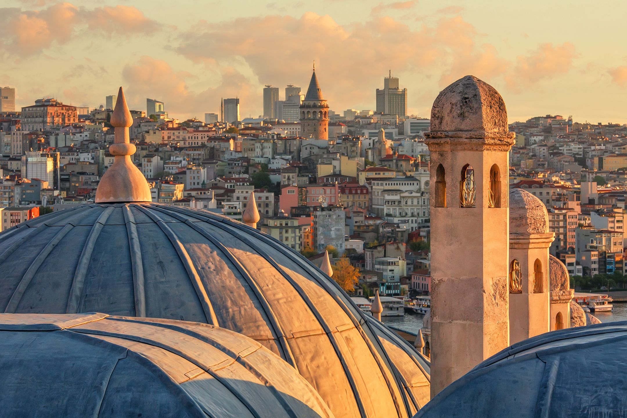 Widok znad Meczetu Sulejmana w stronę Wieży Galata