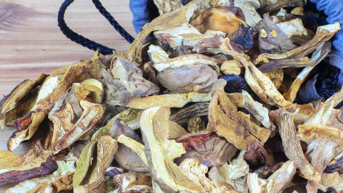 Jak usunąć piasek z suszonych grzybów?