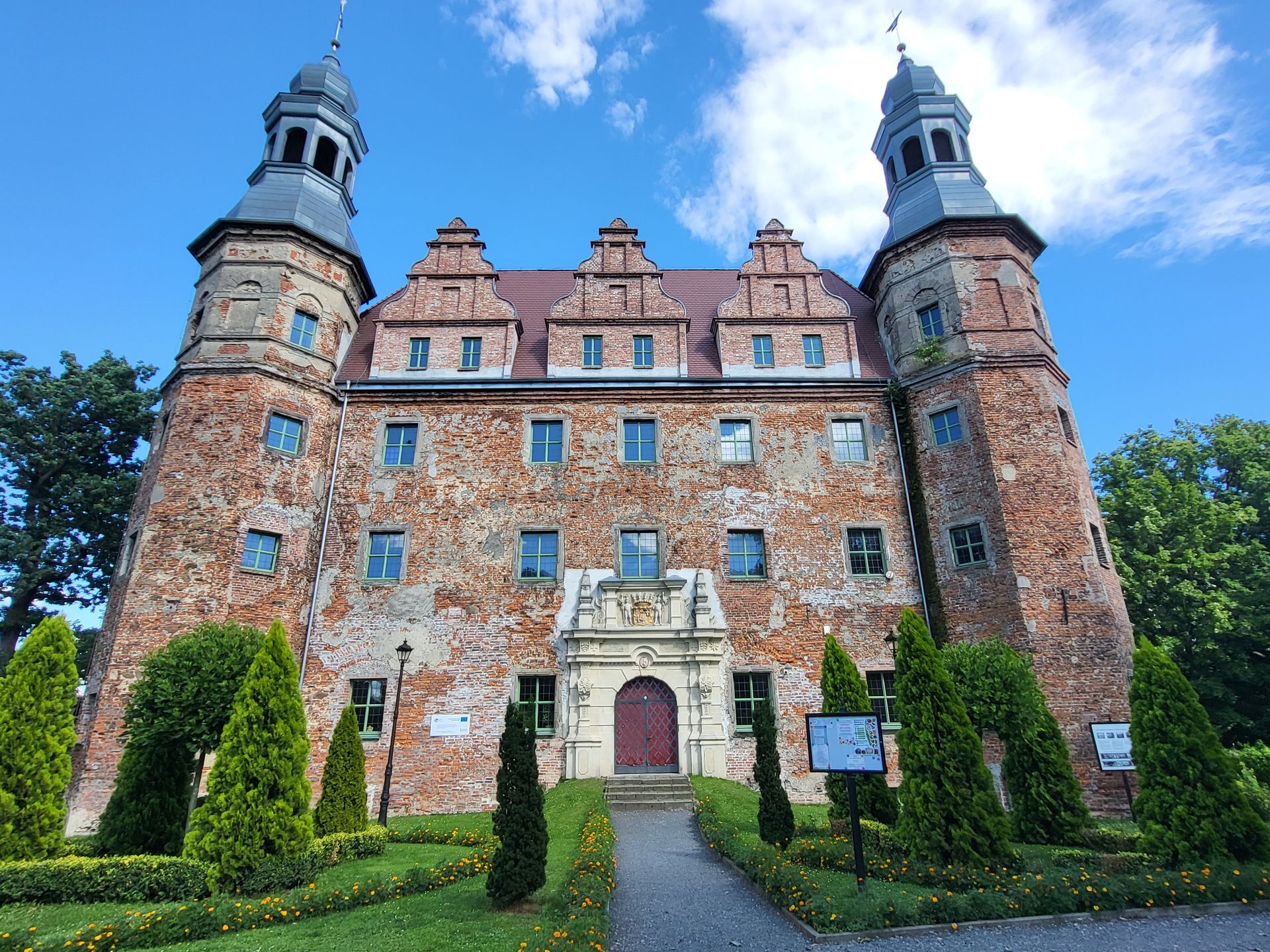 parter przeznaczono na cele społeczno-kulturalne. W zamku działa