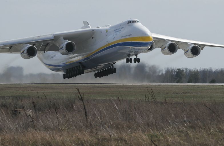 Antonow An-225 Mrija powstał, aby przewozić na grzbiecie radziecki prom kosmiczny. Nic z tego nie wyszło. Dekadę po rozpadzie ZSRR zasłynął transportem nietypowych ładunków