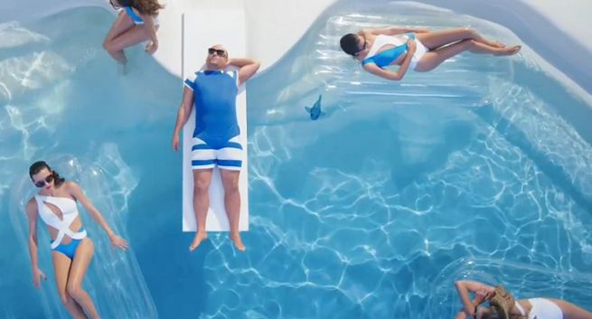 Relaks w stawie kolanowym reklamuje Konto za Zero i aplikację IKO w PKO BP (wideo)