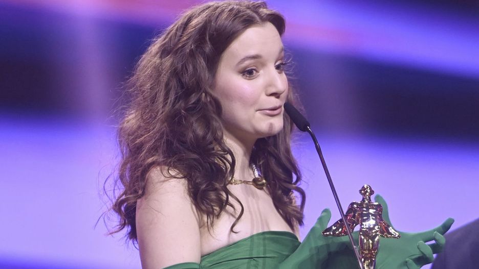 Fryderyk Festiwal 2022, Fryderyk Festiwal 2022 - Gala Muzyki Rozrywkowej i Jazzu, Fryderyki - statuetki, Fryderyki 2022, Gala Fryderyki 2022, laureatka, statuetka, statuetka Fryderyka, Fryderyki, Gala Fryderyki, Nagrody Akademii Fonograficznej Fryderyki 2022, przyznanie nagród Fryderyki 2022, Sanah