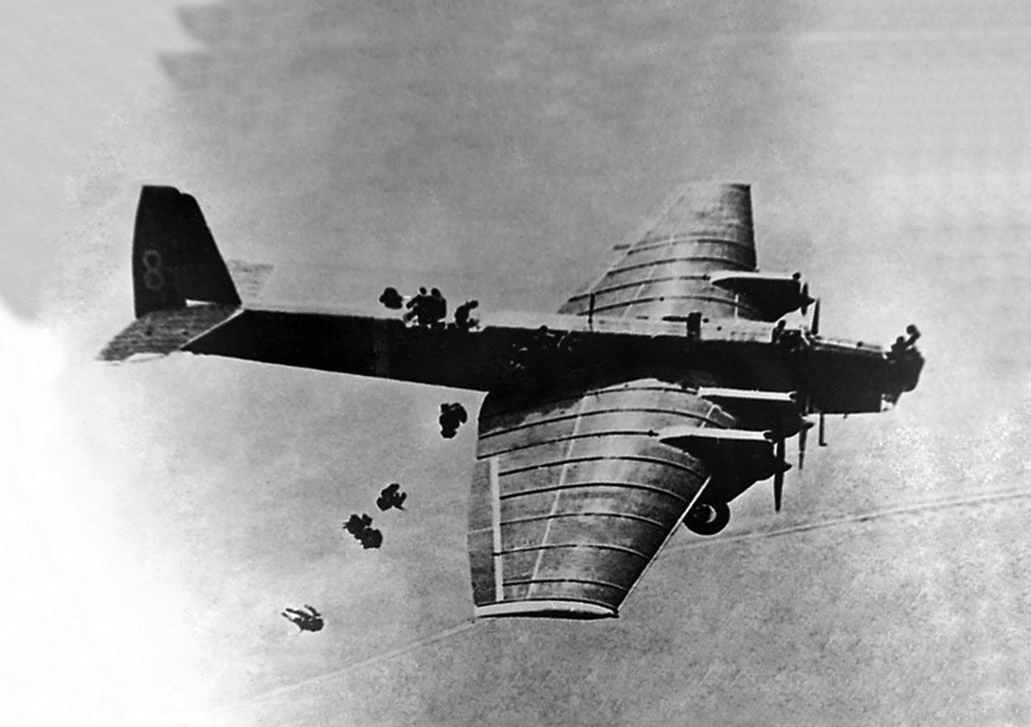 Samolot TB-3, na zdjęciu w roli maszyny transportującej spadochroniarzy