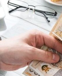 Odbierasz pensję w gotówce? Już niedługo. Ministerstwo chce tego zakazać