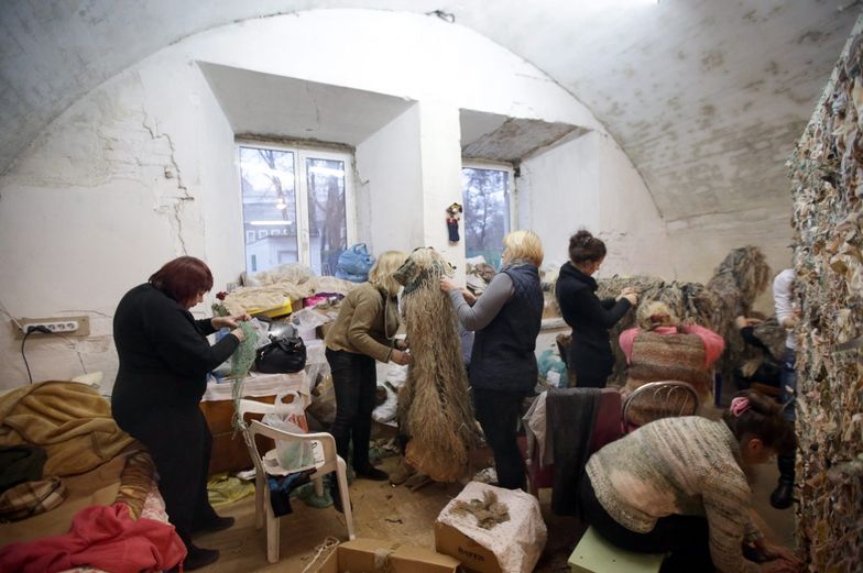 Wolontariusze pomagają w produkcji siatki maskującej dla wojska z Donbasu</br>