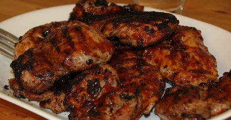 Udziec z kurczaka w sosie BBQ (samo mięso) pieczony na rożnie