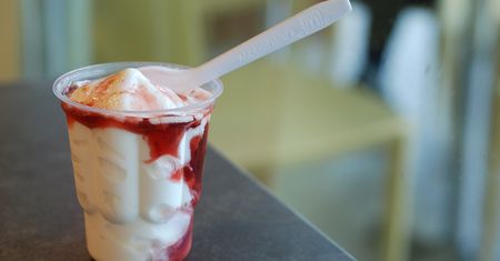 Lody z polewą truskawkową (McDonald's)