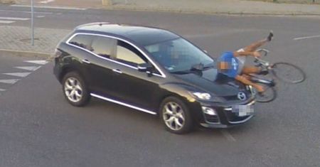 Kierowca wjechał w rowerzystę na rondzie. Siła uderzenia wyrzuciła go w górę. Wstrząsające nagranie