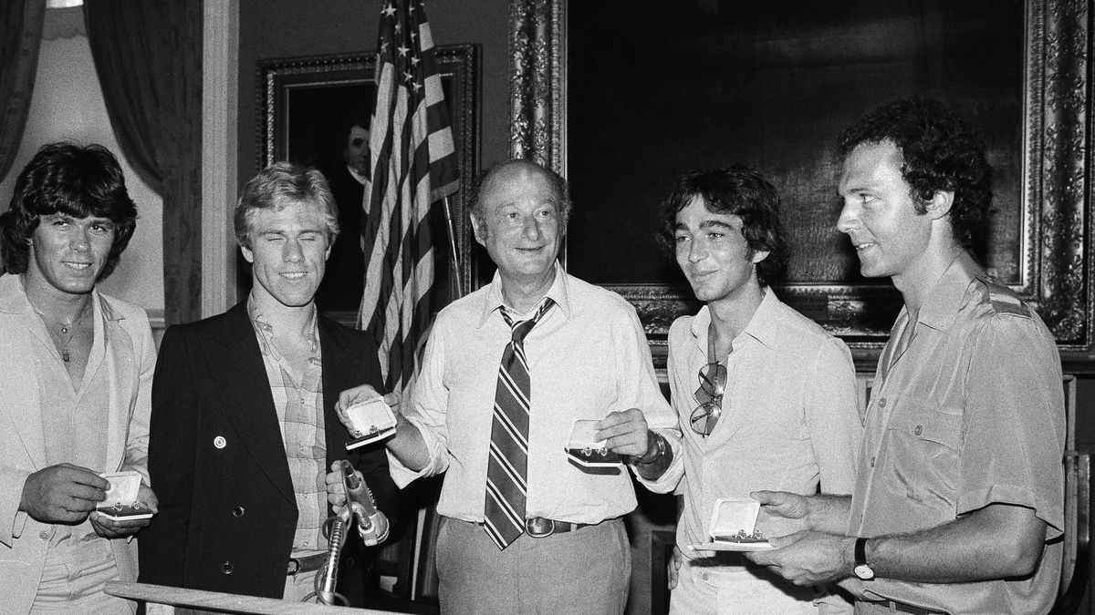 East News / ASSOCIATED PRESS/FOTOLINK / Wim Rijsbergen, Ed Koch (były burmistrz Nowego Jorku), Santiago Formoso i Franz Beckenbauer. Zdjęcie z 1979 r.