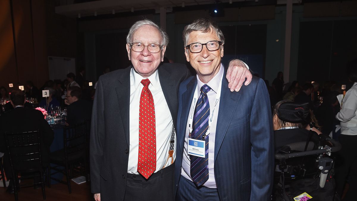 Miliarderzy doskonale wiedzą, co robić z pieniędzmi i jakich błędów unikać, aby ich nie tracić. Na zdjęciu: Warren Buffett i Bill Gates