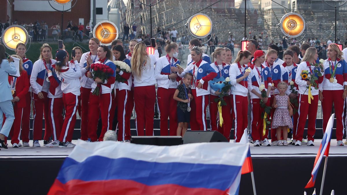 Zdjęcie okładkowe artykułu: Getty Images / Anton Novoderezhkin / Contributor / Na zdjęciu: sportowcy Rosyjskiego Komitegu Olimpijskiego po powrocie z igrzysk olimpijskich w Tokio