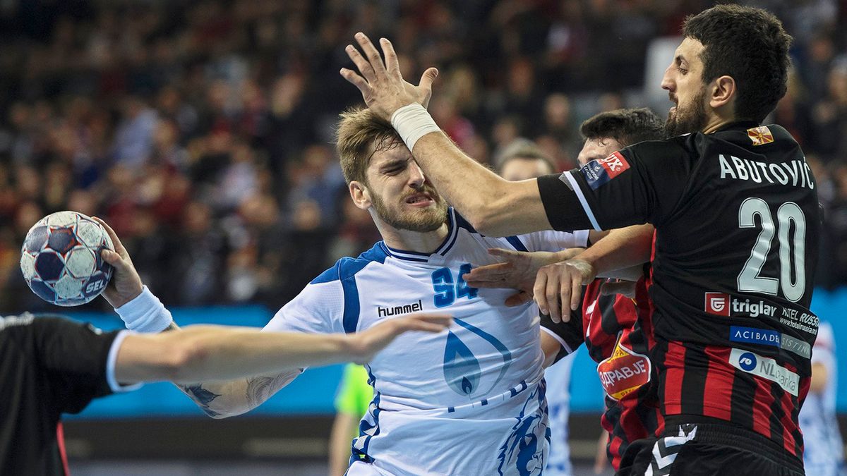 PAP/EPA / GEORGI LICOVSKI / Domagoj Pavlović w ataku na bramkę 