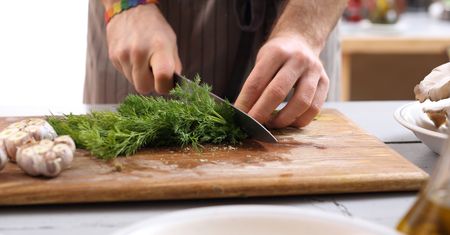Jak wyczyścić drewnianą deskę do krojenia? O tym trzeba pamiętać