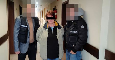 Powaliła na ziemię przechodnia, a następnie ukradł mu saszetkę z pieniędzmi. Policja zatrzymała 51-latkę